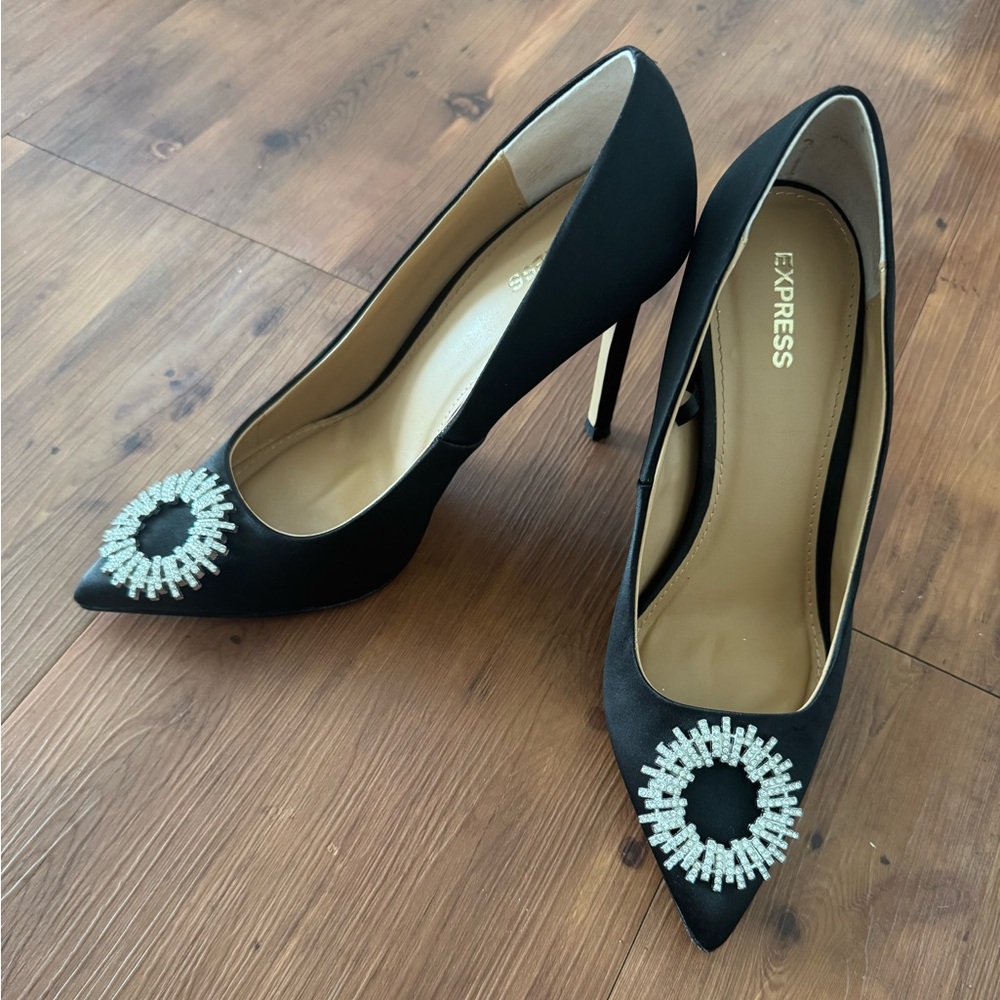 Express satin heel pumps black